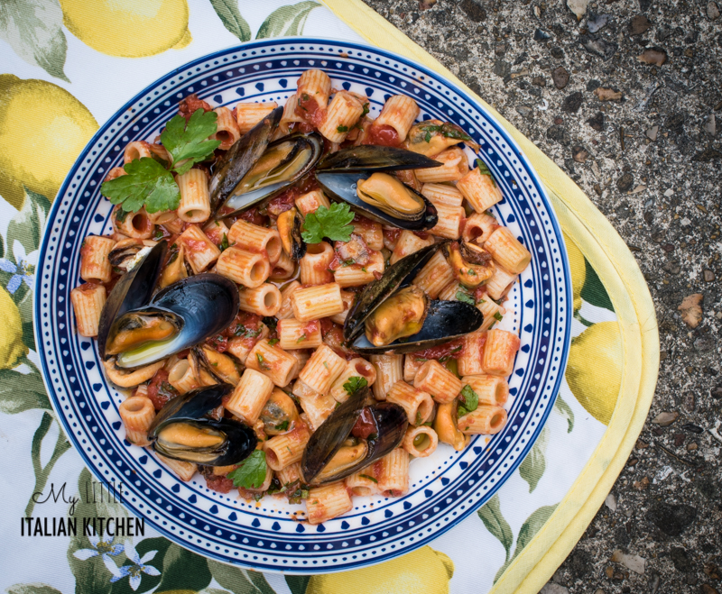 Pasta with mussels and tomato sauce