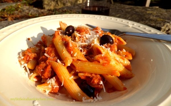 Penne with tuna, black olives and tomato sauce