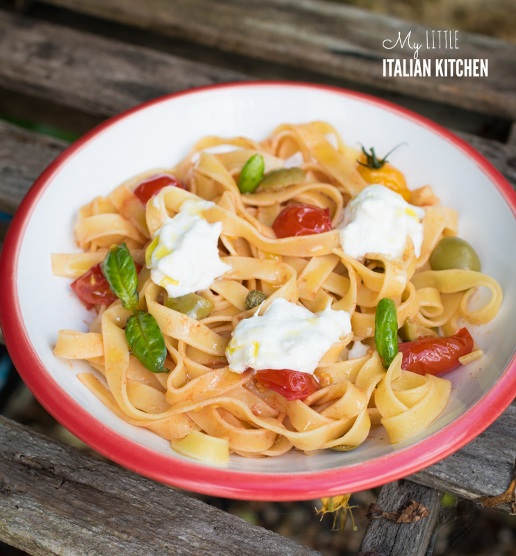 Pasta with cherry tomatoes, olives and burrata – quick & easy